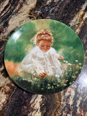 Zolan Green Ceramic Decorative Plate – Child in Meadow
